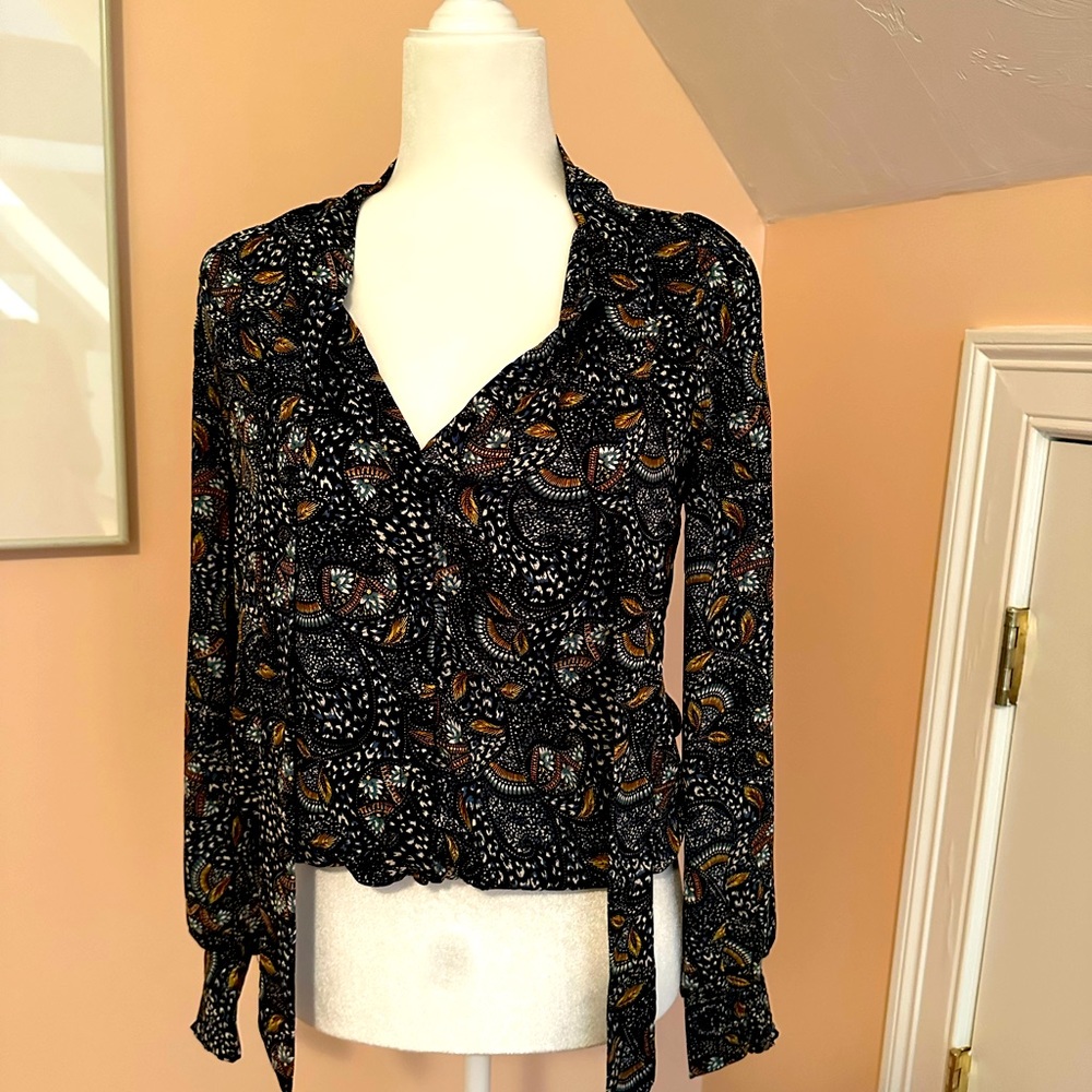 NWOT!! EVEREVE Tie Front Blouse